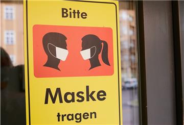 EIn Schild zeigt es an: Maske tragen ist geboten.