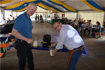 Ein Schlag genügte: Geestlands Bürgermeister Thorsten Krüger (rechts) eröffnete den Geestmarkt mit einem Fassanstich. Festwirt Manfred Böttjer (links) freut sich auf die Gäste.