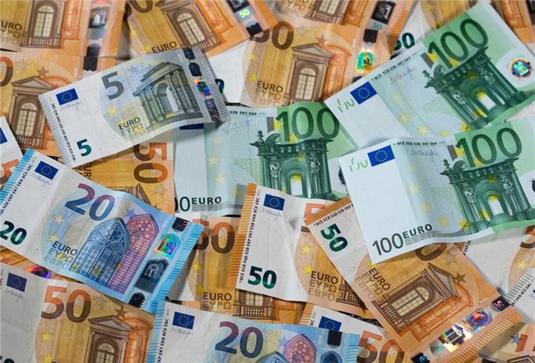„Ein Schlag ins Kontor. Die Steuereinnahmen brechen auf breiter Front ein - Gewerbesteuer, Einkommenssteuer und viele weitere Steuerarten sind im Sinkflug“, sagt Finanzsenator Dietmar Strehl (Grüne).