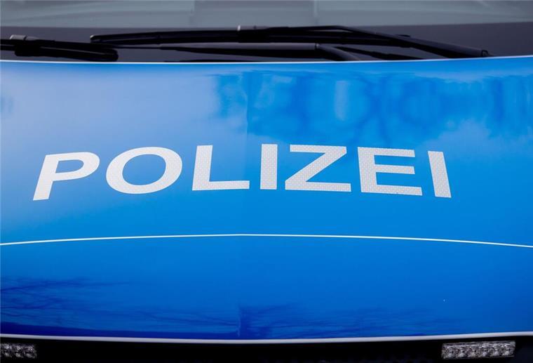 Bremerhaven: Schlauchboot aus Stall geklaut ARCHIV - Der Polizei-Schriftzug steht auf einem Einsatzfahrzeug. Foto: Christoph Soeder/dpa/Symbolbild