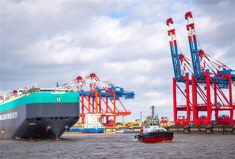 Land Bremen will halbe Milliarde Euro in seine Häfen stecken Ein Schlepper der Reederei Boluda fährt durch den Containerhafen Bremerhaven.