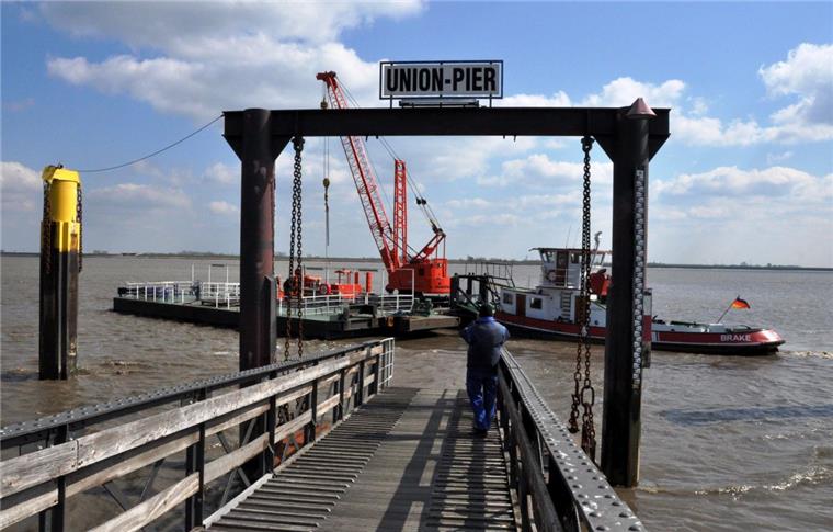 Ein Schlepper nimmt den Ponton des Unionpiers in Nordenham an den Haken.