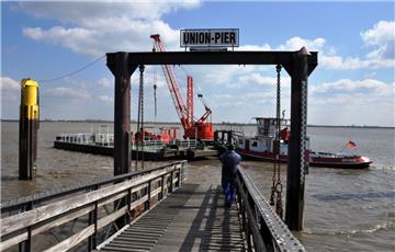 Ein Schlepper nimmt den Ponton des Unionpiers in Nordenham an den Haken.