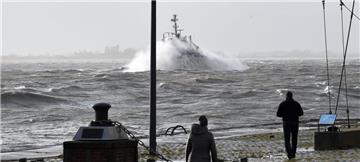 Ein Schlepper stampft auf der Weser gegen die Wellen an: Ein spektakuläres Schauspiel für die Bremerhavener, die sich auf dem Deich mit Wonne durchpusten ließen. 