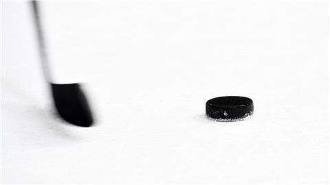 Ein Schlittschuh hebt den Torrahmen an, in diesem Moment rutscht der Puck ins Netz.
