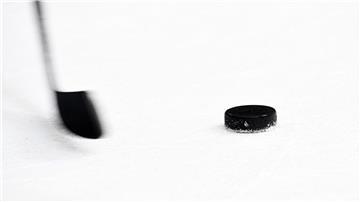 Ein Schlittschuh hebt den Torrahmen an, in diesem Moment rutscht der Puck ins Netz.