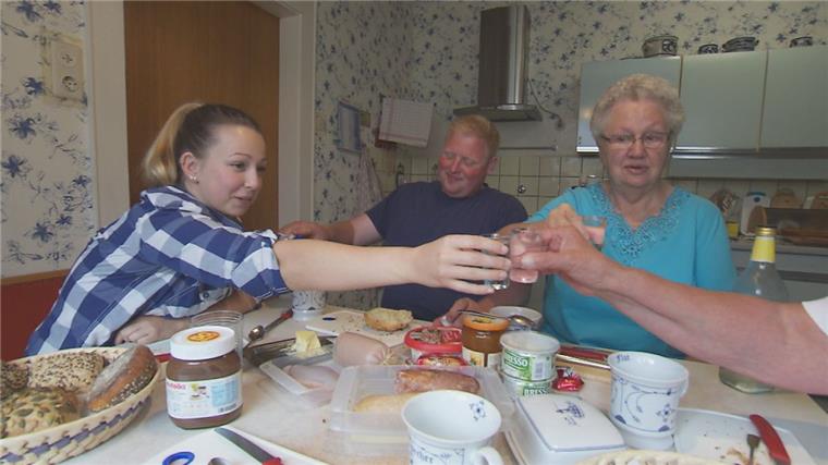 Bauer sucht Frau: Erobert Niels seine Laura? Ein Schnaps zum Frühstück: Oma Margitta ist beeindruckt, dass Laura Martina mit anstößt.