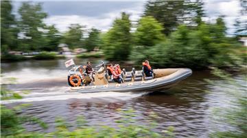 Ein Schnellboot fährt über den Tansania-See des Serengeti-Parks Hodenhagen.