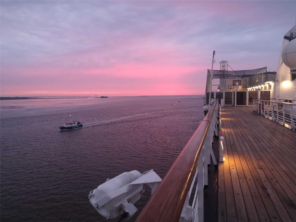 Ein schöner Sonnenuntergang an Deck. Foto: Wessolowski