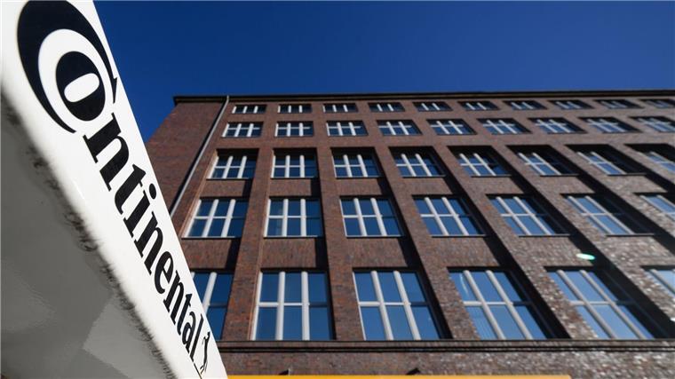 Ein Schriftzug hängt an der Konzernzentrale der Continental AG.