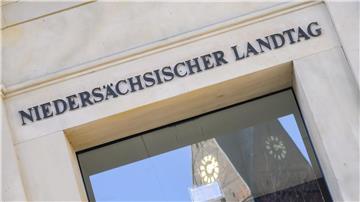 Ein Schriftzug „Niedersächsischer Landtag“ steht über dem Haupteingang des Landtages.