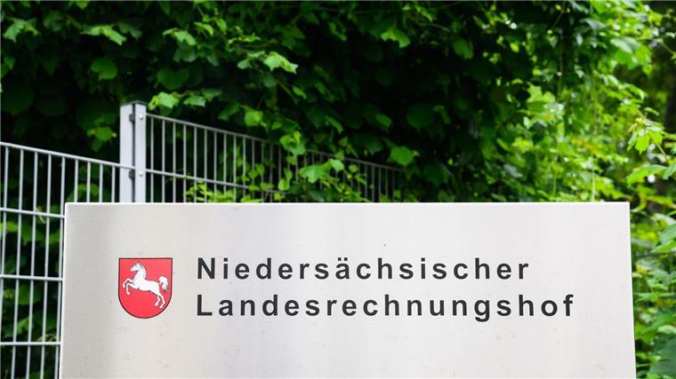 Rechnungshof sieht Reformbedarf bei Behörden Ein Schriftzug steht an der Zufahrt des Niedersächsischen Landesrechnungshofes. Der Landesrechnungshof hat am Mittwoch seinen Jahresbericht vorgestellt.