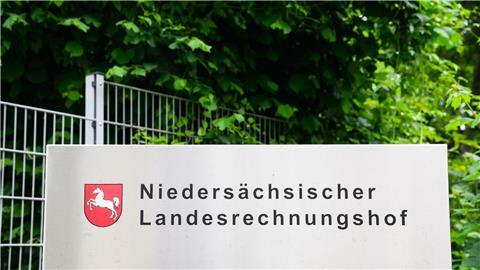 Ein Schriftzug steht an der Zufahrt des Niedersächsischen Landesrechnungshofes. Der Landesrechnungshof hat am Mittwoch seinen Jahresbericht vorgestellt.