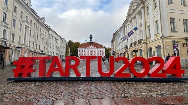 Ein Schriftzug „#Tartu2024“ auf dem Rathausplatz in Estlands zweitgrößter Stadt Tartu.