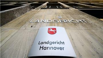 21-Jähriger soll wegen zweifachen Mordes in Psychiatrie Ein Schriftzug und ein Schild hängen am Landgericht Hannover.