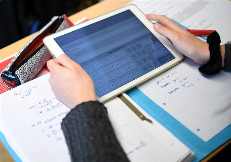 So viel Geld für die Schulen landet in Bremerhaven Ein Schüler eines Gymnasiums errechnet eine Gleichung mit einem iPad im Matheunterricht.