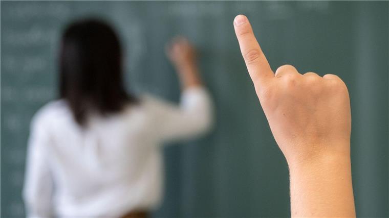 Ein Schüler meldet sich.