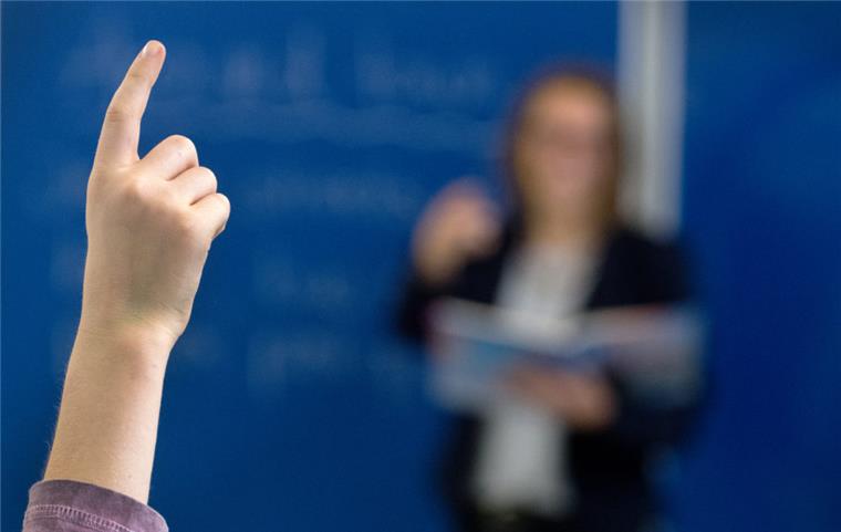Ein Schüler meldet sich im Unterricht.