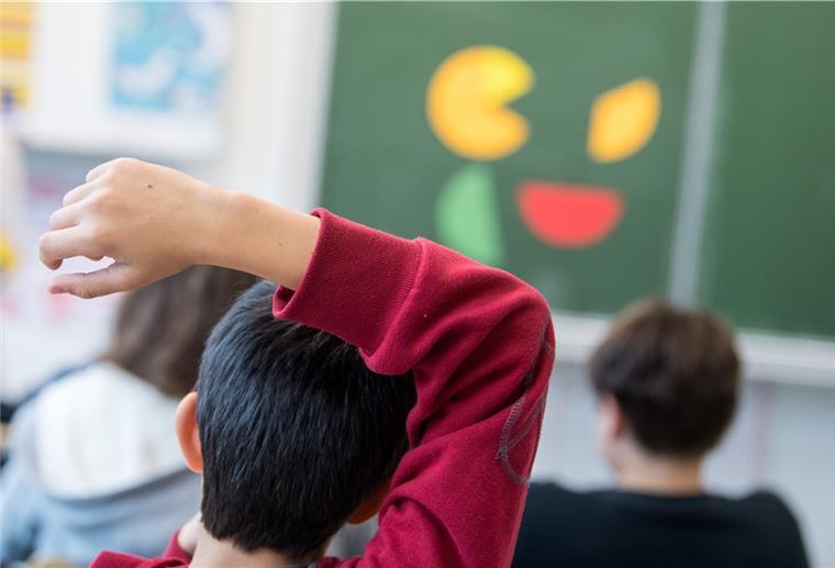 Bremerhaven: Grundschulen wieder im Regelbetrieb Ein Schüler meldet sich während einer Mathestunde im Präsenzunterricht.