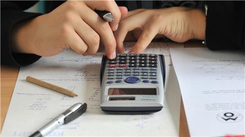 Ein Schüler rechnet eine Mathematikaufgabe mit seinem Taschenrechner.