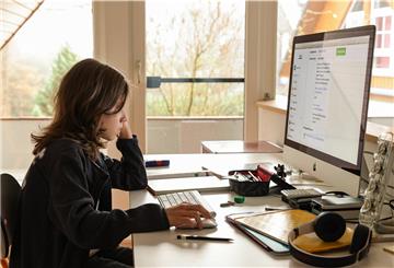 Ein Schüler sitzt vor seimem Computer zuhause und lernt. Ein Bild, dass in den vergangenen Tagen die Regel war.
