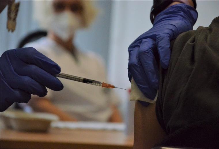 Ein Schüler wird gegen Covid-19 geimpft. Ab sofort nehmen die Impfteams im Landkreis Rotenburg auch Boosterimpfungen bei Jugendlichen vor. 