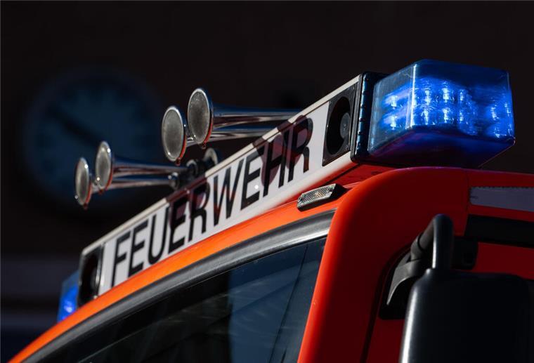 Schulbus gerät in Brand: Fahrer rettet 20 Kinder durch schnelles Handeln ILLUSTRATION - 08.11.2023, Baden-Württemberg, Stuttgart: Blaulicht ist während eines Pressetermins auf einem Einsatzfahrzeug der Feuerwehr zu sehen. (zu dpa: «Heck von Schulbus brennt - Kinder unverletzt») Foto: Marijan Murat/dpa +++ dpa-Bildfunk +++