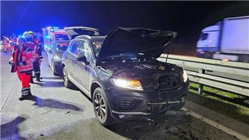 Ein schwerer Unfall auf der A1 hat den Verkehr lahmgelegt. Vier Autos waren beteiligt, drei Menschen wurden verletzt ins Krankenhaus eingeliefert.