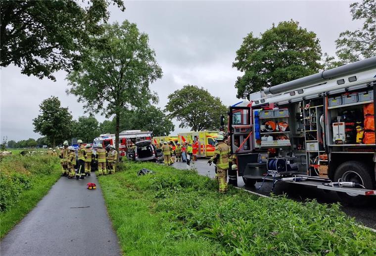 Ein schwerer Unfall auf der B 212 hat einen Großeinsatz von Rettungskräften ausgelöst.
