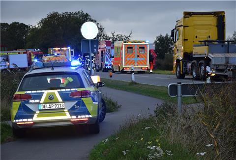 Ein schwerer Verkehrsunfall hat sich am Mittwochabend in Stollhamm ereignet. Ein Fahrer eines Traktor-Gespanns übersah beim Abbiegen ein Auto. Die 47-jährige Beifahrerin musste mit schweren Verletzungen in ein Krankenhaus gebracht werden. Leichte Verletzungen erlitt der 47-jährige Fahrer des Wagens.