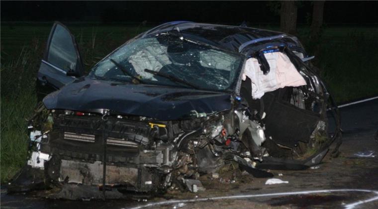 Wingst: Lebensgefährlich verletzt – Autofahrer verliert Kontrolle Ein schwerer Verkehrsunfall hat sich am Sonntag zwischen Hemmoor und Cadenberge ereignet.