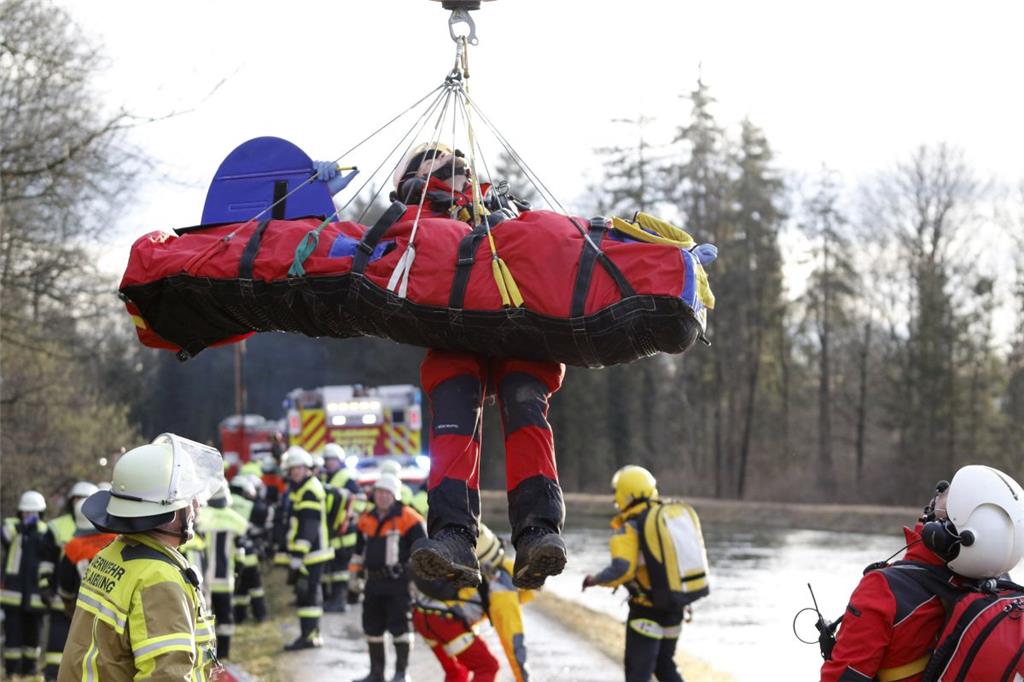 Ein Schwerverletzter wird für den Transport mit dem Rettungshubschrauber vorbere...