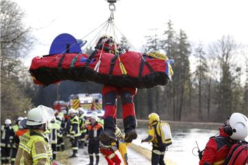 Ein Schwerverletzter wird für den Transport mit dem Rettungshubschrauber vorbere...