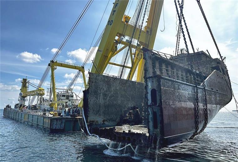 Nach Schiffsunglück in der Nordsee: Leiche bei Bergung der „Verity“ gefunden Ein Schwimmkran hat am Freitag das Heck der „Verity“ geborgen.