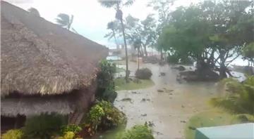 Ein Screenshot aus dem Video von Ralf Poppe: Die Hotelanlage in Sosúa ist überschwemmt. Ein Ausläufer des Hurrikans Irma erreichte vergangenen Donnerstag die Stadt im Norden der Dominikanischen Republik.