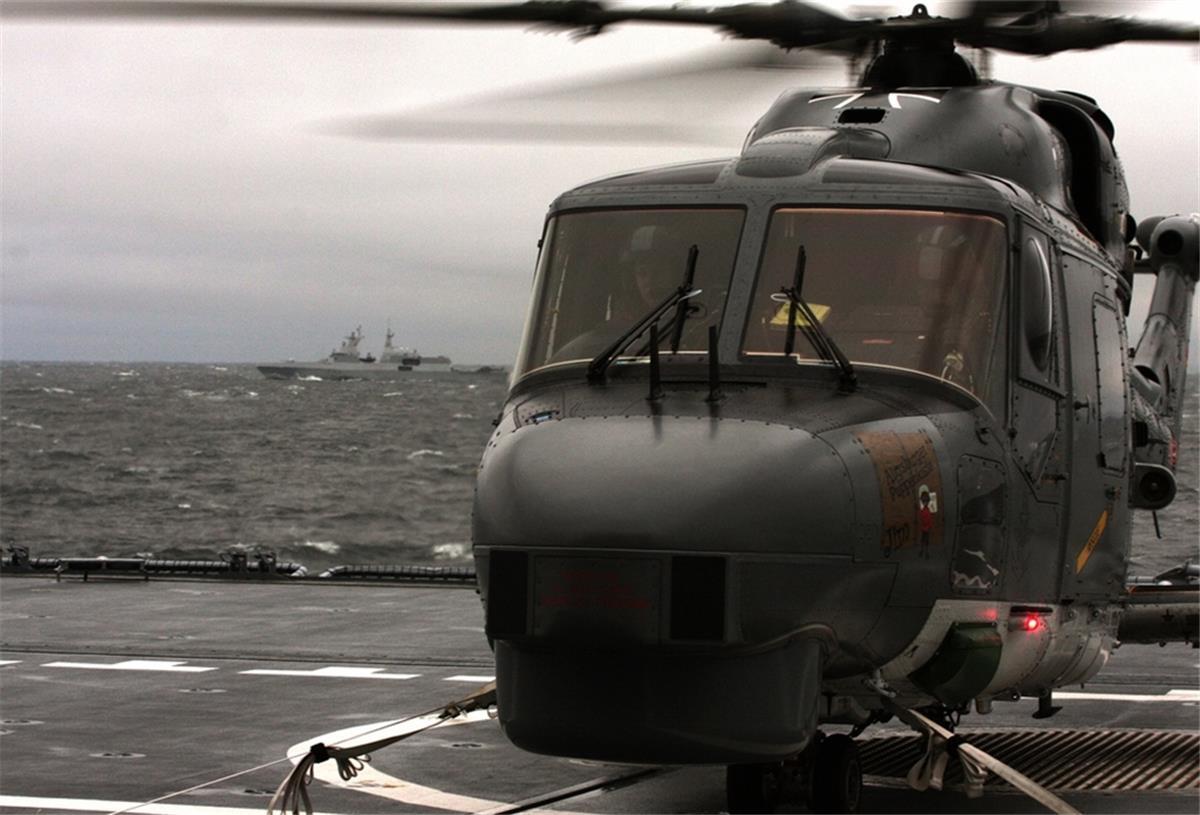 Nordholz: Sea Lynx seit 40 Jahren für Marineflieger im Einsatz Ein Sea-Lynx-Bordhubschrauber kurz vor dem Start. Die Helikopter sind integraler Bestandteil der Fregatten und auch auf Einsatzgruppenversorgern der Deutschen Marine eingeschifft.
