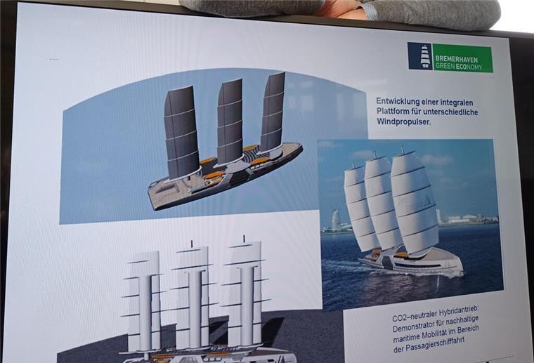 Einzigartiges Mega-Segelschiff soll Bremerhavens neues Wahrzeichen werden Mann hinter einem Fernseher, auf dem Schiffe zu sehen sind.