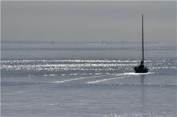 Ein Segeltörn endete für ein älteres Ehepaar auf der Weser sehr durchnässt.