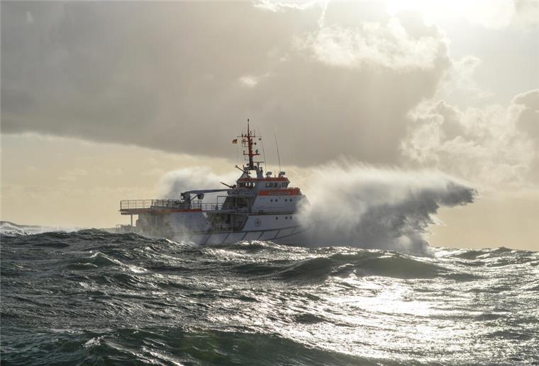 Notfall vor Helgoland! Völlig erschöpfter Segler auf stürmischer See gerettet Ein Segler brauchte Hilfe, doch zum Zeitpunkt der Rettung kam es zu stürmischem Seegang mit bis zu vier Meter hohen Wellen.