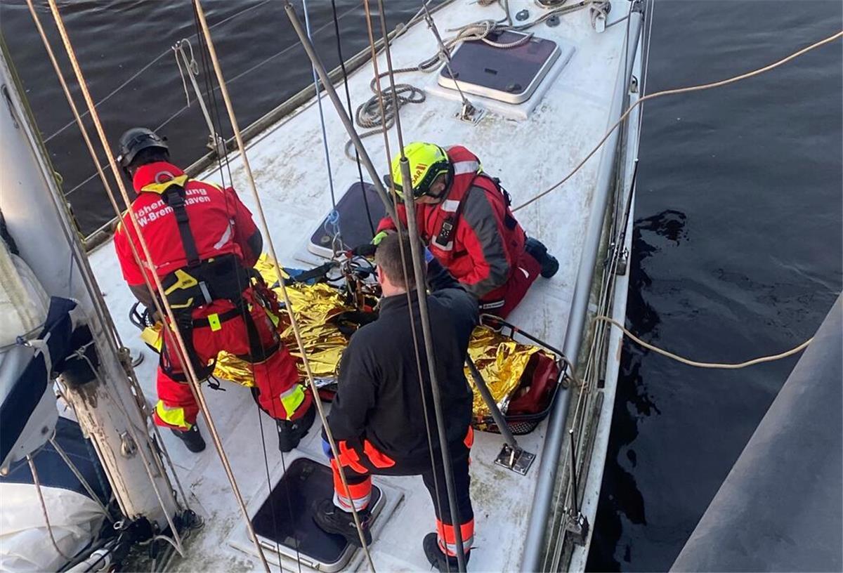 Rettungseinsatz an der Geestekaje: Einsatzkräfte bergen in Not geratenen Segler Ein Segler wurde in Bremerhaven mit Hilfe von Höhenrettern gerettet. Eine medizinische Versorgung an der Geestekaje war zuvor nicht möglich.
