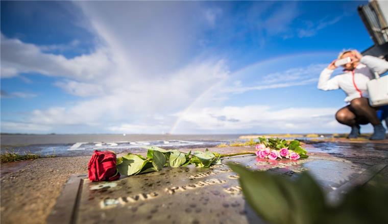 Heute vor 60 Jahren kam Elvis Presley nach Bremerhaven Ein sehr beliebtes Fotomotiv war die Bronzetafel, die an die Ankunft von Elvis Presley erinnert.