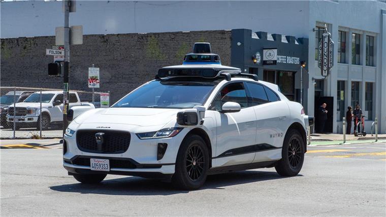 Ein selbstfahrendes Auto der Google-Schwesterfirma Waymo ist im Straßenverkehr von San Francisco unterwegs.