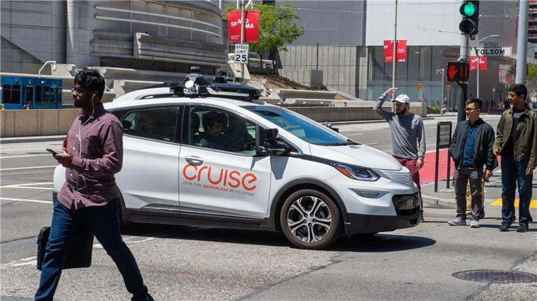 USA: Fahrerlose Fahrten von Cruise-Robotaxis ausgesetzt Ein selbstfahrendes Auto der Roboterwagenfirma Cruise des US-Konzerns General Motors sorgt für Unmut bei Fußgängern, nachdem es auf einer Kreuzung steckenblieb und sie bei Rot verlässt.