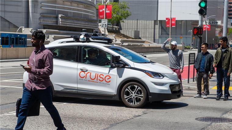 Cruise: Robotaxi kehrt nach Unfall auf die Straße zurück Ein selbstfahrendes Auto der Roboterwagenfirma Cruise des US-Konzerns General Motors sorgt für Unmut bei Fußgängern, nachdem es auf einer Kreuzung steckenblieb und sie bei Rot verlässt.