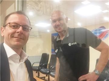Ein Selfie mit dem deutschen Astronauten Alexander Gerst (rechts): Wirtschaftssenator Martin Günthner ist zum Start nach Baikonur gereist.  