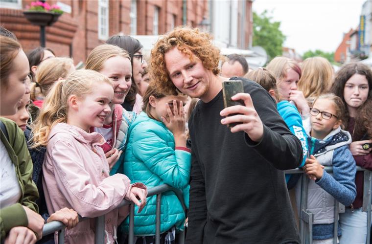 ESC-Vierter Schulte kommt zum Seestadtfest nach Bremerhaven Ein Selfie mit den Fans: Michael Schulte, Viertplatzierter des Eurovision Song Contest, wird in seiner Heimatstadt empfangen.