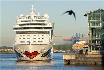 Das Kreuzfahrtschiff «AIDAsol» läuft am Morgen in den Hamburger Hafen ein.