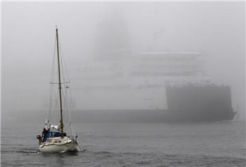 Ein Segelschiff und ein Containerschiff auf der Nordsee.