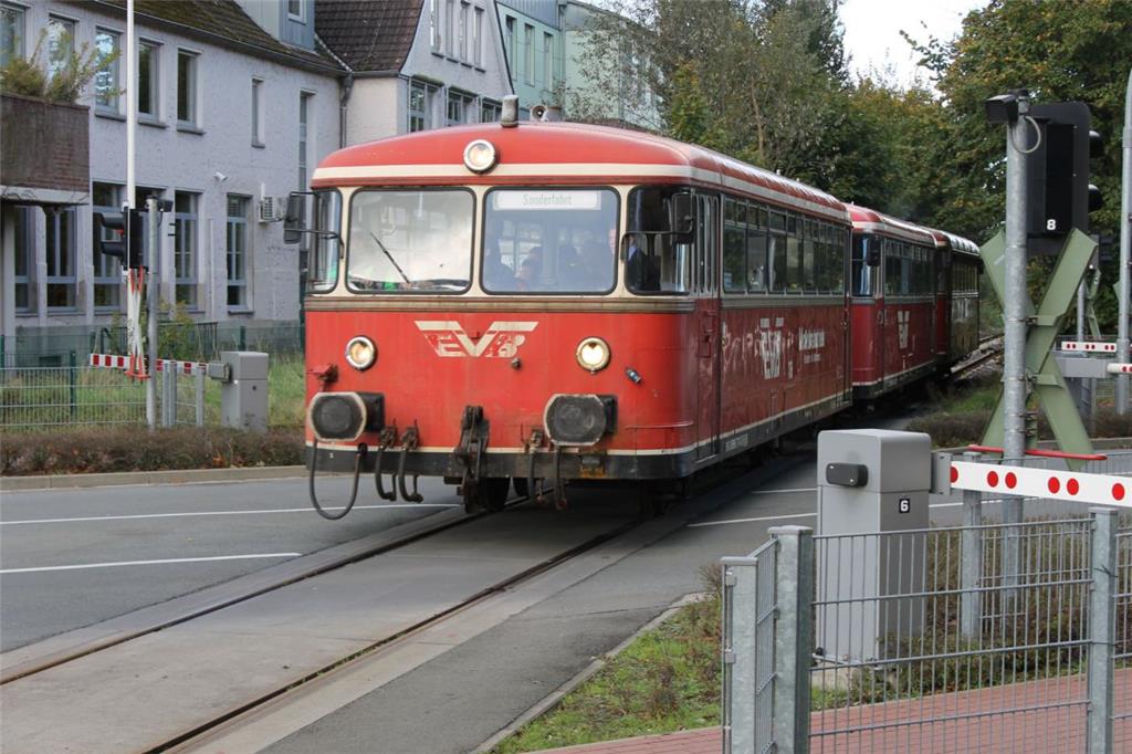 Ein seltenes Bild: Der Moorexpress passiert die Zevener Bahnhofstraße. Eigentlic...