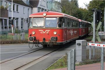 Ein seltenes Bild: Der Moorexpress passiert die Zevener Bahnhofstraße. Eigentlic...